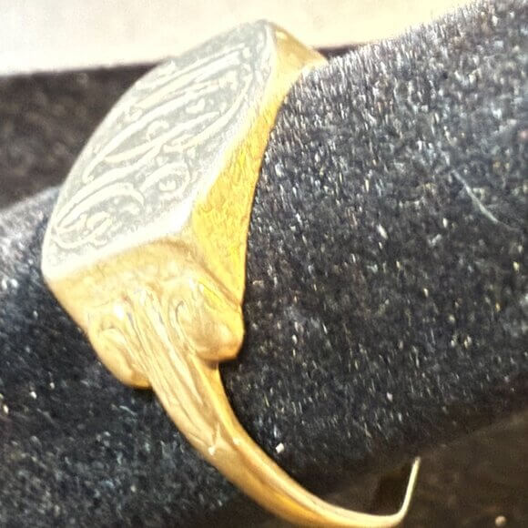Stunning Gold Mid-Century Ladies Initial Ring - Timeless Elegance
