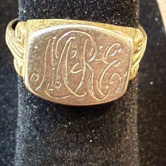 Stunning Gold Mid-Century Ladies Initial Ring - Timeless Elegance
